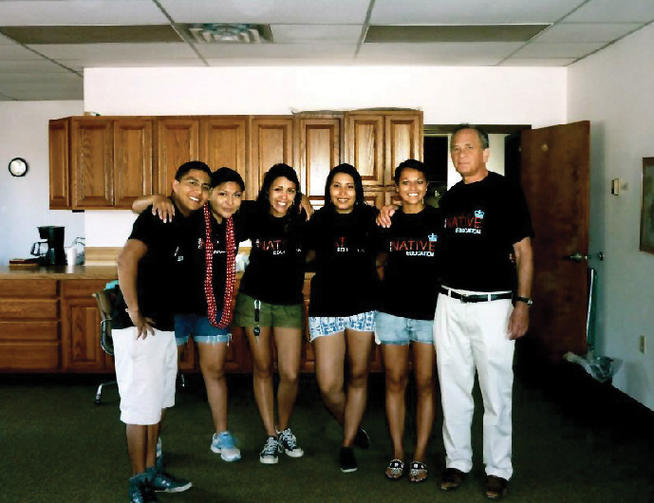 AlterNATIVE Education facilitators and faculty adviser Dan Press ’64 at the Zuni (N.M.) Reservation in 2013. PHOTO: ZOE BANDEAH